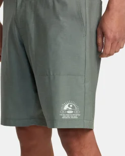 RVCA Shorts / Hybrids><noscript><img width=
