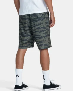 RVCA Shorts / Hybrids><noscript><img width=