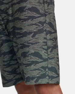 RVCA Shorts / Hybrids><noscript><img width=