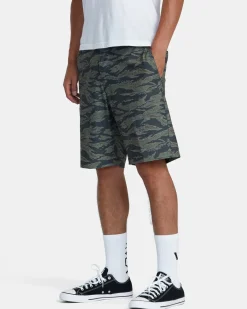 RVCA Shorts / Hybrids><noscript><img width=