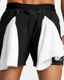 RVCA Shorts / Hybrids><noscript><img width=